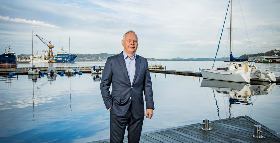 Arne Kjetil Møkster snakker om Frydenbø Bils nye anlegg på Kokstad