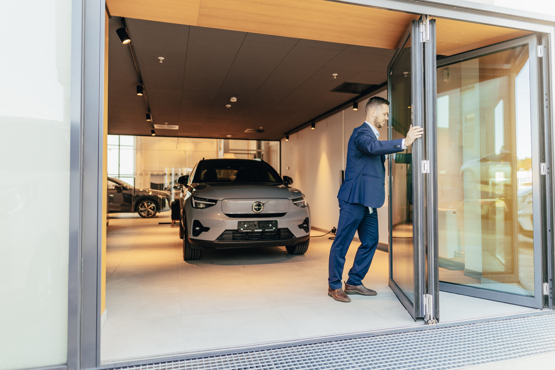 202210_Frydenbø Bil VPL_kokstad_selger_Simen nordaas eriksen_prøvekjøring åpner døren-1