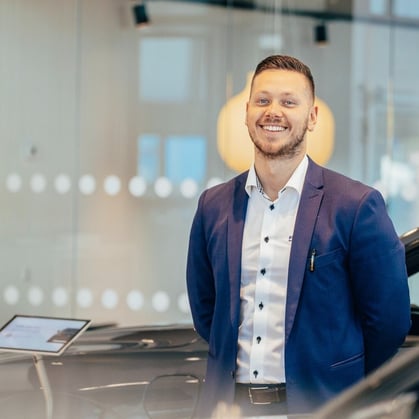 Møt Simen: Stolt Volvo-selger med glimt i øyet