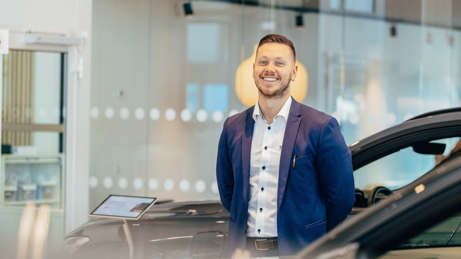 En smilende Simen Nordaas Eriksen hos Frydenbø Bil Kokstad