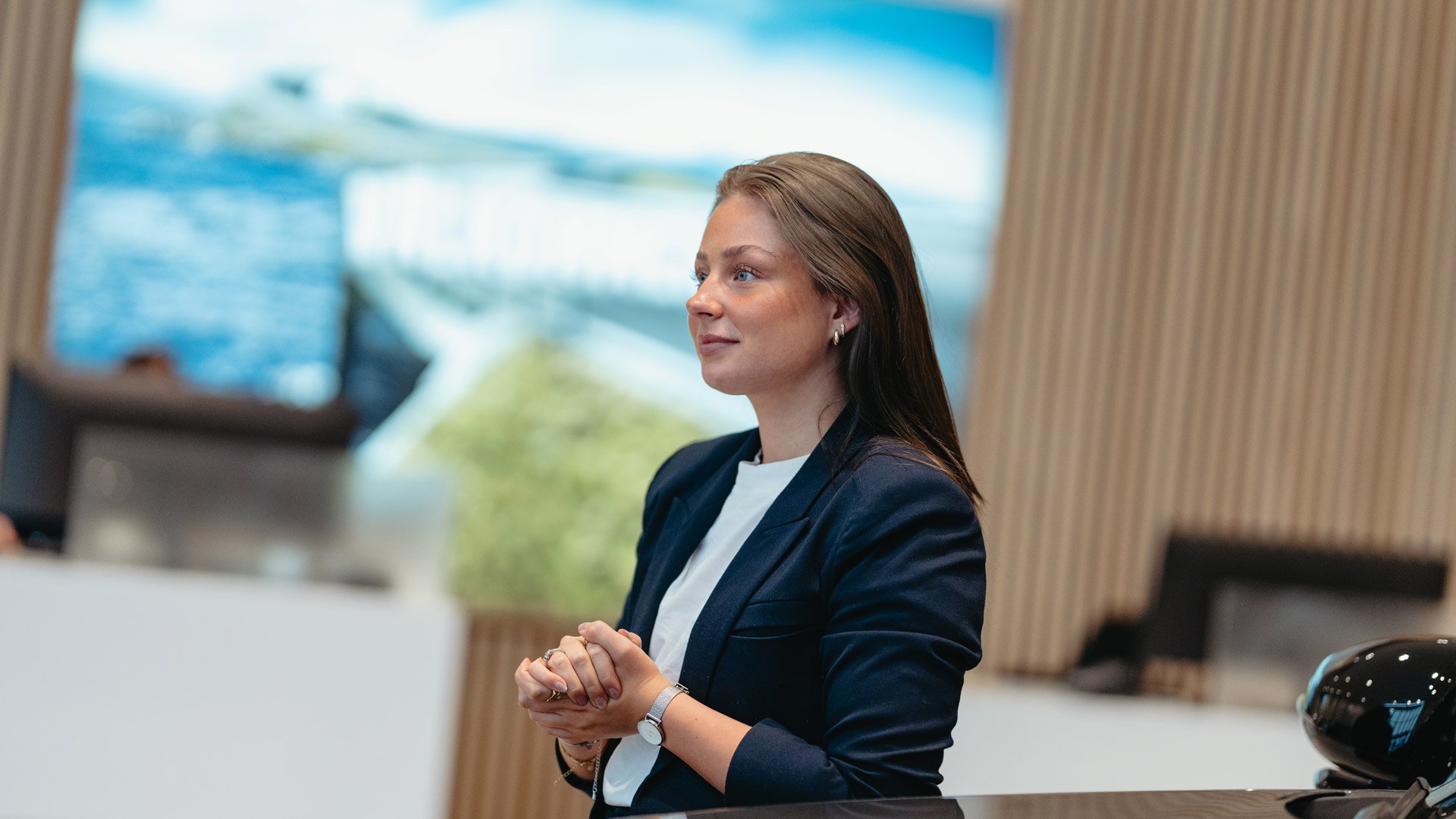 Nathalie Skoglund hos Frydenbø Bil Kokstad står i butikken