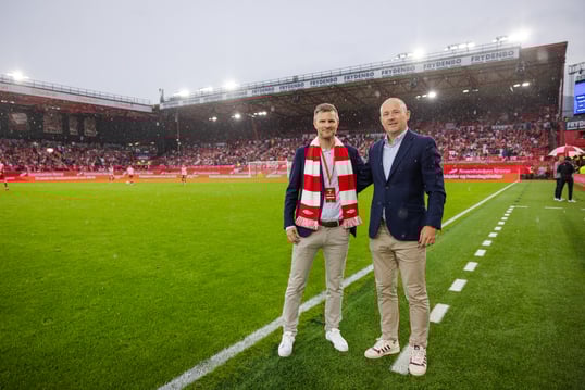 Frydenbø forlenger samarbeidet med Brann – Frydenbø-tribunen fyller 20 år