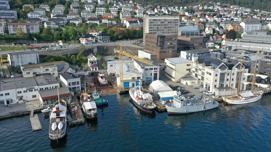 Skjøndals Eiendom sentralt plassert i bildet. Frydenbø Eiendoms eiendommer til venstre og høyre for slippeiendommen. 