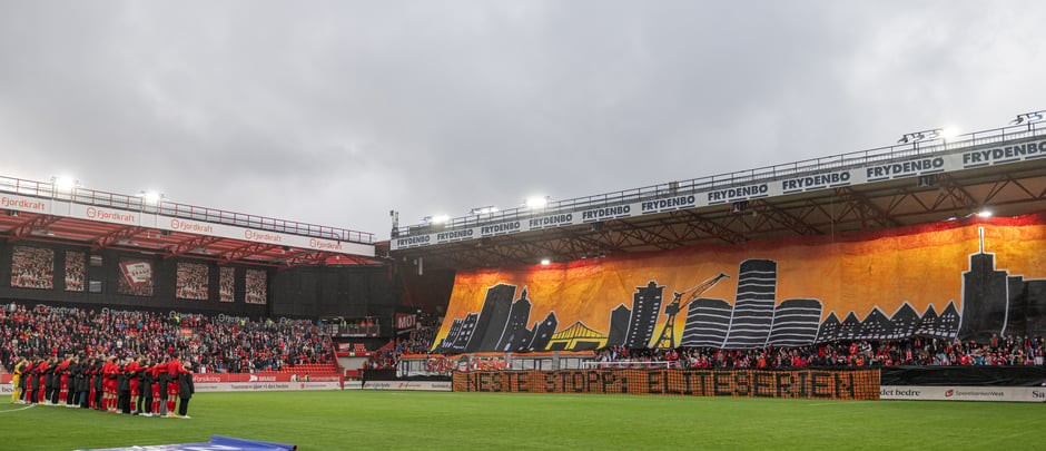 TIFO på Frydenbø-tribunen under siste hjemmekamp for Brann i 2022. 
