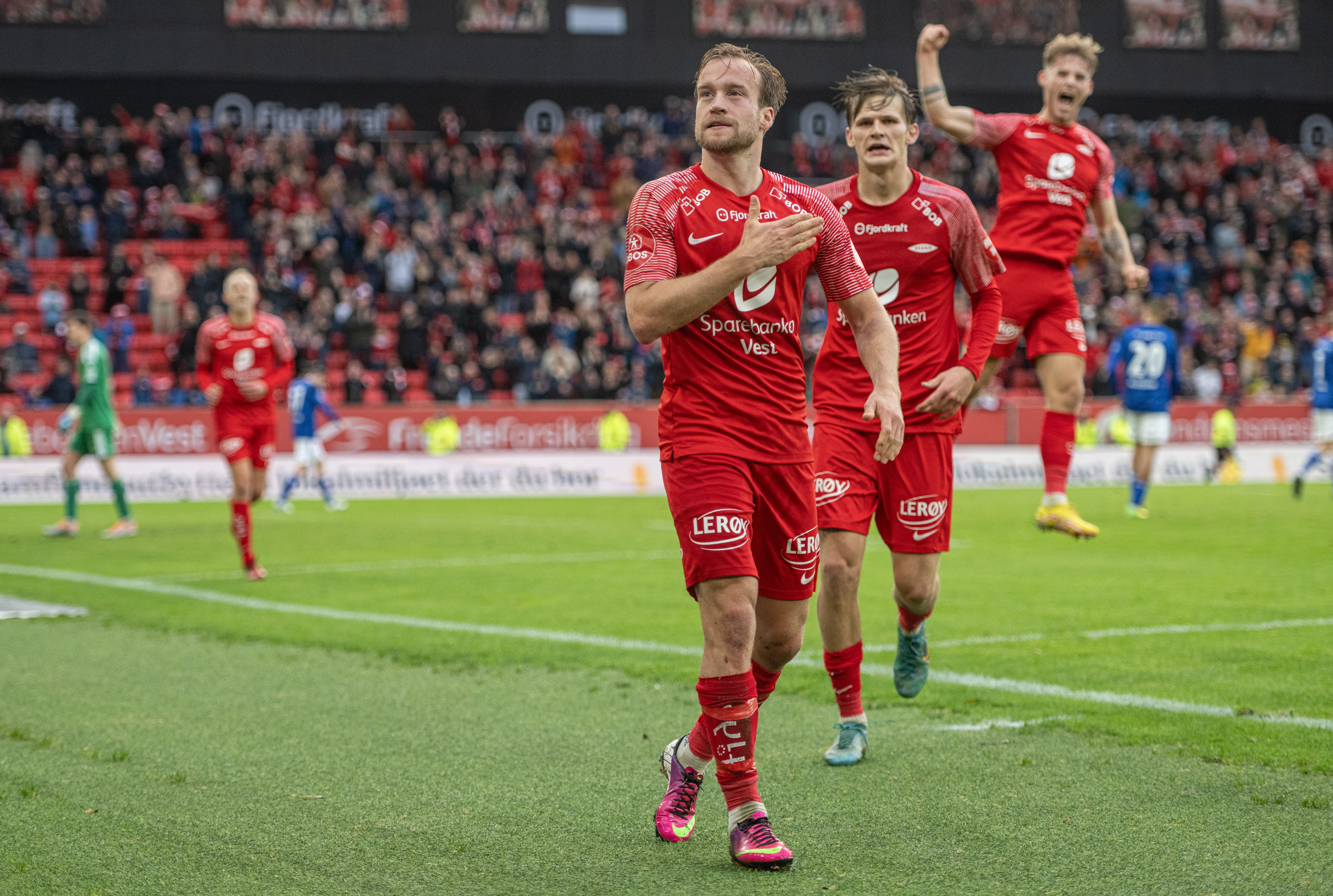 Bård Finne og David Wolfe feirer etter scoring mot KFUM i siste hjemmekamp på Brann Stadion. 
