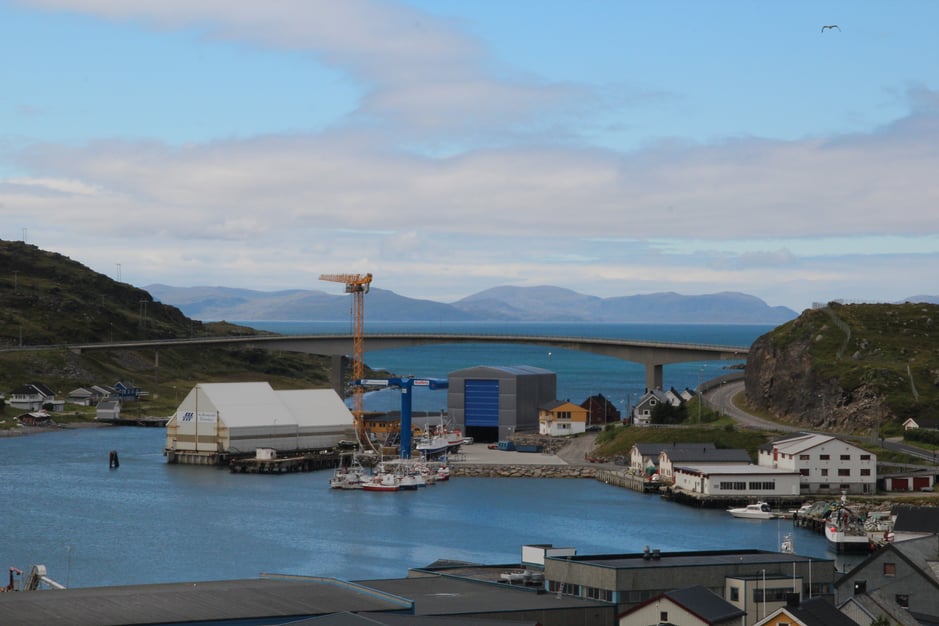 Frydenbø Industri Havoysund med bro i bakgrunn mot havet