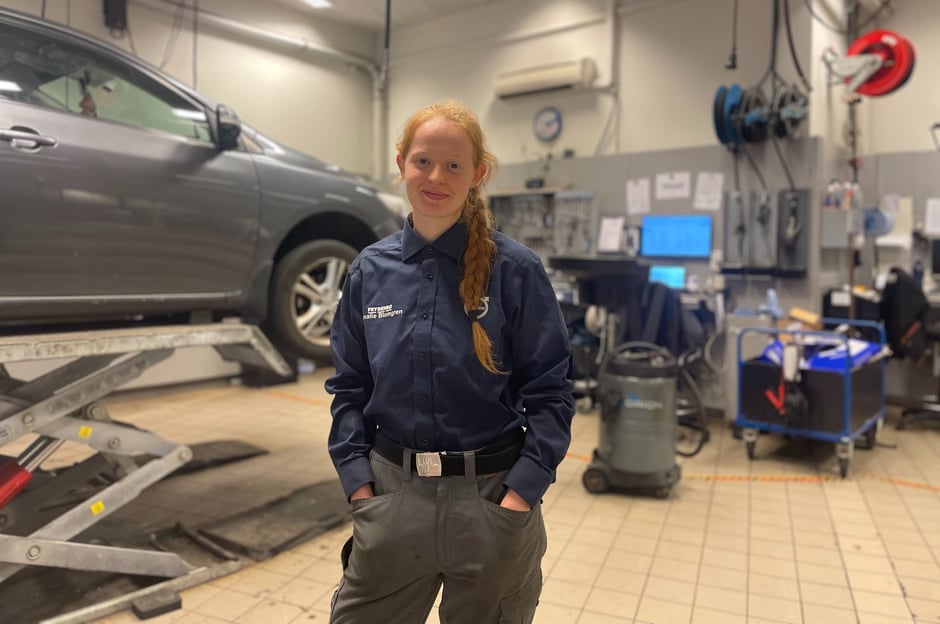 Amalie Blomgren nyutdannet mekaniker jobber på verkstedet hos Frydenbø Bilsenter Åsane. 