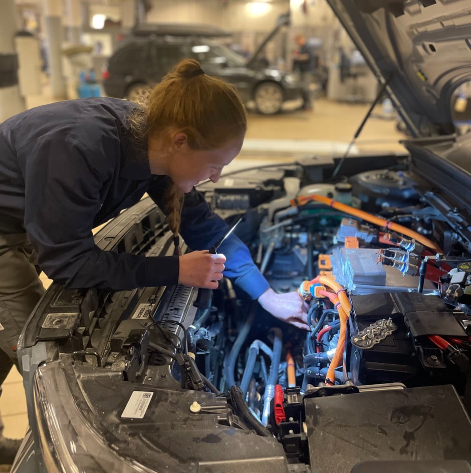 Mekaniker hos Frydenbø bilsenter Åsane Amalie Blomgren skrur på motor. 